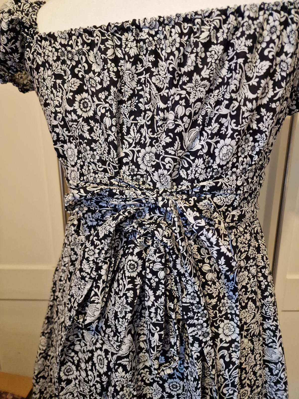 Black swirl milkmaid UK 14